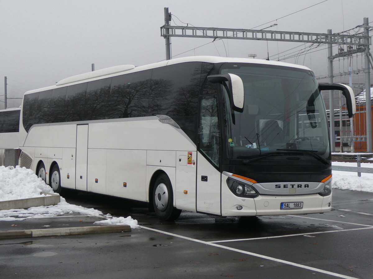 (270'454) - Aus Tschechien: Vega Tour, Praha - 5AL 1883 - Setra am 30. Dezember 2024 beim Bahnhof Interlaken Ost