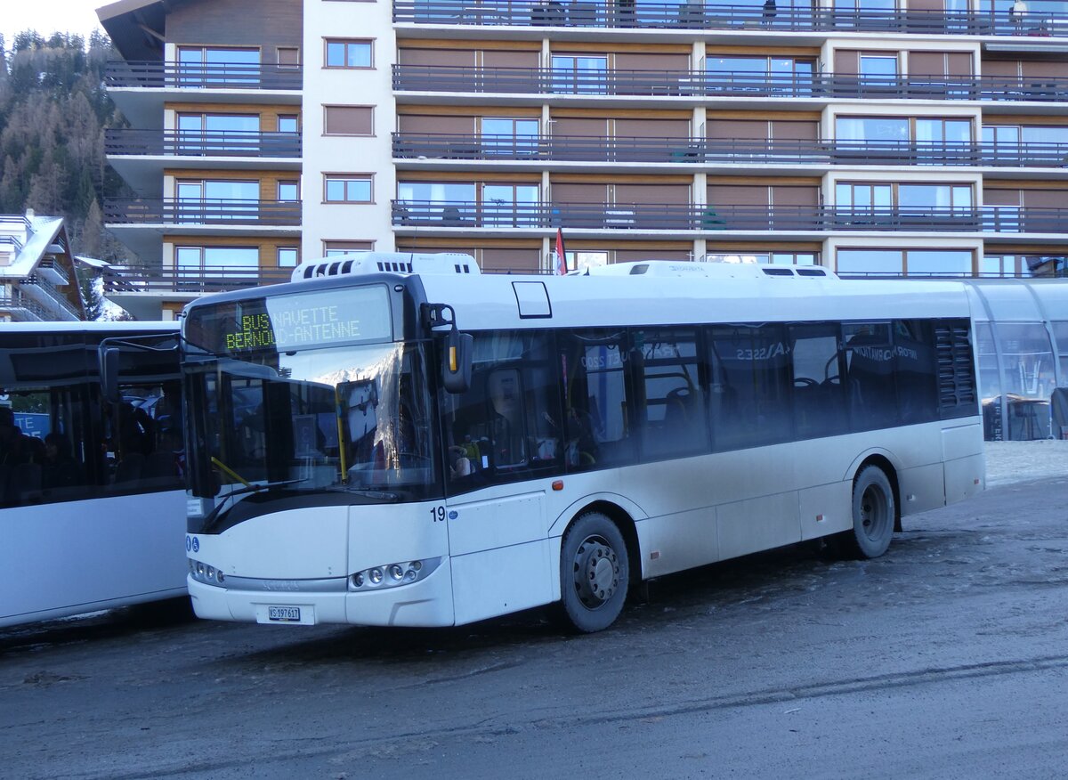 (270'492) - Lathion, Sion - Nr. 19/VS 197'617 - Solaris (ex Interbus, Yverdon Nr. 42; ex BRH ViaBus, D-Speyer; ex FirstGroup RheinNeckar, D-Speyer) am 1. Januar 2025 in Haute-Nendaz, T�l�cabine 