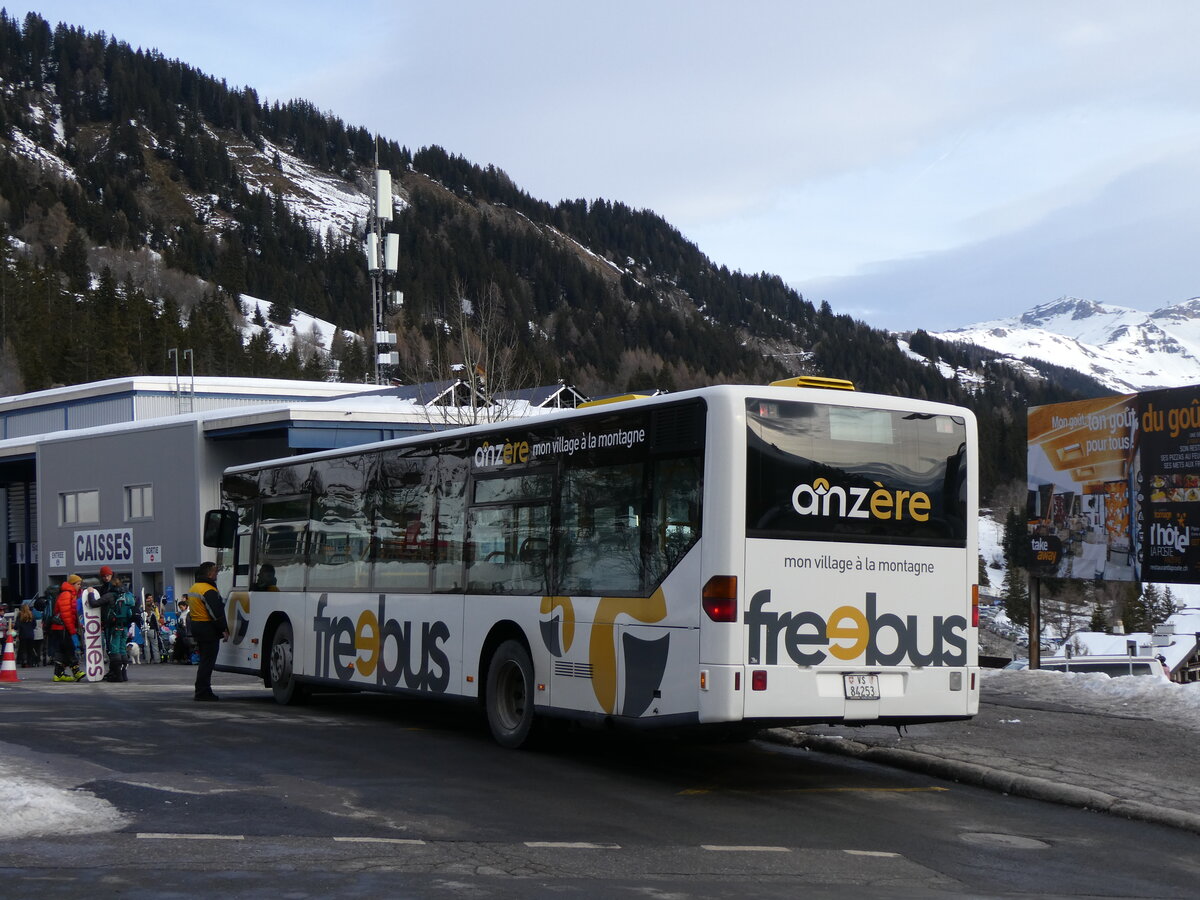 (270'545) - Buchard, Leytron - Nr. 92/VS 84'253 - Mercedes (ex BLT Oberwil Nr. 44) am 2. Januar 2025 in Anz�re, T�l�cabine