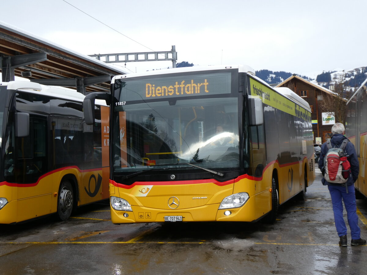 (270'688) - PostAuto Bern - BE 707'943/PID 11'857 - Mercedes (ex K�bli, Gstaad; ex PostAuto Bern BE 538'988; ex PostAuto Bern BE 653'386) am 6. Januar 2025 beim Bahnhof Gstaad