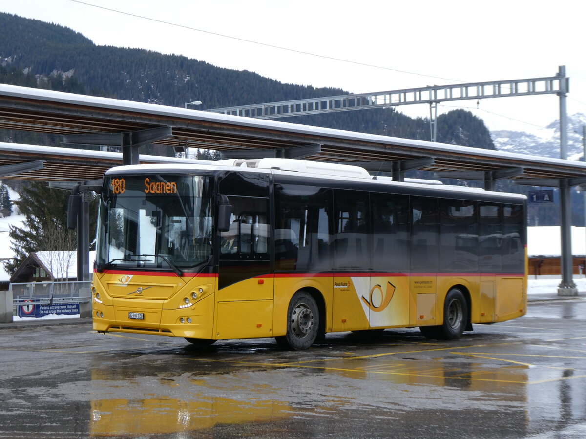 (270'707) - PostAuto Bern - BE 707'920/PID 11'459 - Volvo (ex K�bli, Gstaad BE 671'405; ex K�bli, Gstaad BE 21'779) am 6. Januar 2025 beim Bahnhof Gstaad 