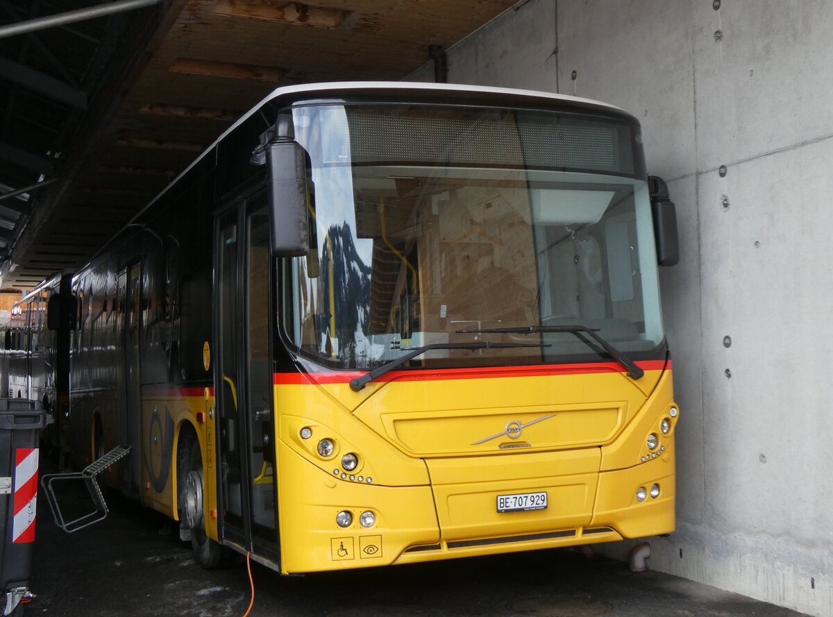 (270'708) - PostAuto Bern - BE 707'929/PID 10'535 - Volvo (ex K�bli, Gstaad) am 6. Januar 2025 in Gstaad, Garage