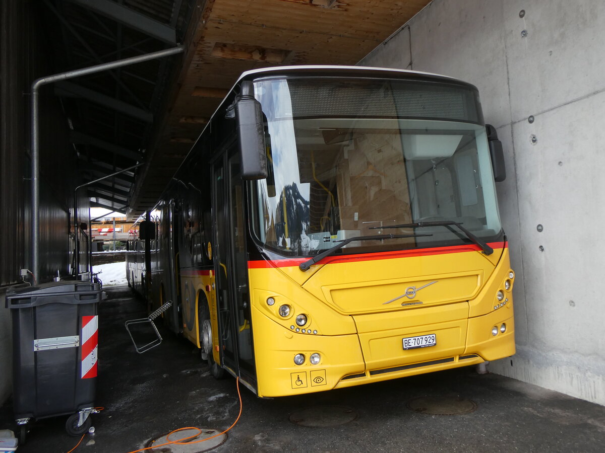 (270'712) - PostAuto Bern - BE 707'929/PID 10'535 - Volvo (ex K�bli, Gstaad) am 6. Januar 2025 in Gstaad, Garage