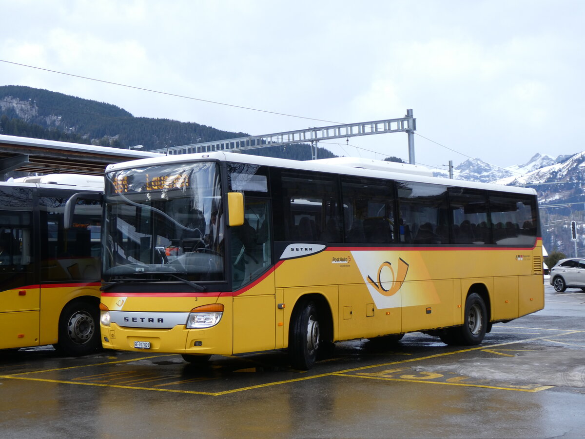 (270'717) - PostAuto Bern - Nr. 3/BE 707'891/PID 4535 - Setra (ex K�bli, Gstaad Nr. 3) am 6. Januar 2025 beim Bahnhof Gstaad