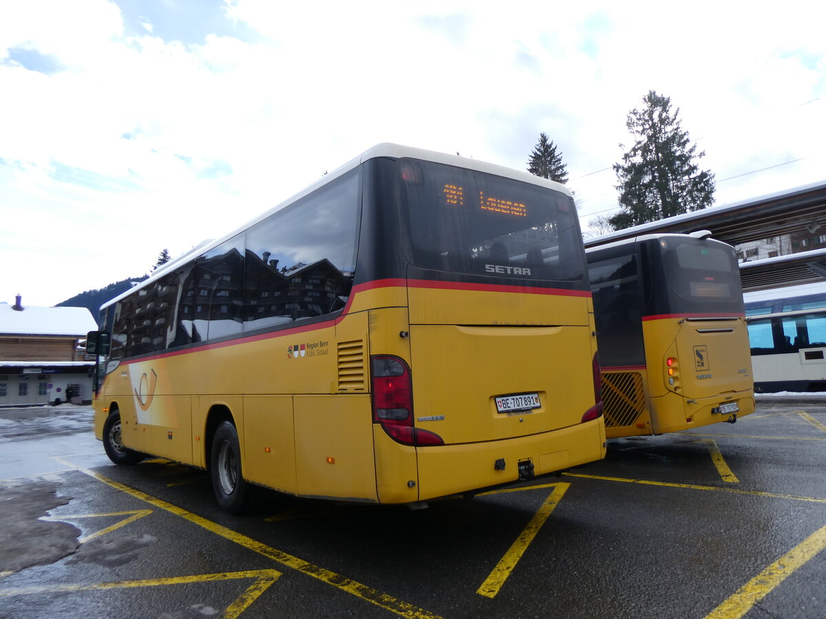 (270'718) - PostAuto Bern - Nr. 3/BE 707'891/PID 4535 - Setra (ex K�bli Gstaad Nr. 3) am 6. Januar 2025 beim Bahnhof Gstaad
