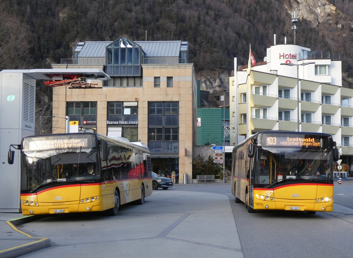 (270'761) - H�fliger, Sursee - Nr. 5/OW 11'868/PID 10'011 + Nr. 21/OW 16'337/PID 10'026 - Solaris am 7. Januar 2025 beim Bahnhof Interlaken West (Einsatz PostAuto) 