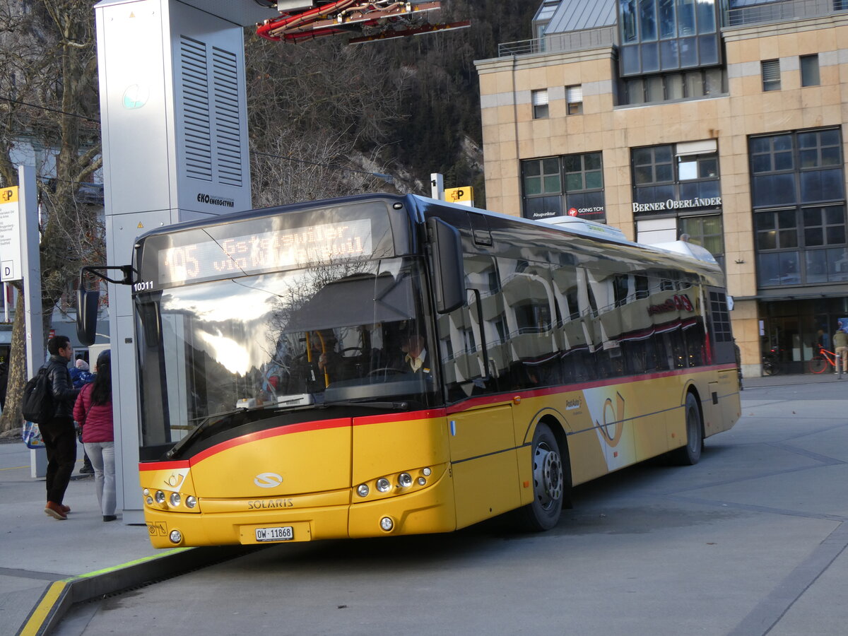 (270'762) - H�fliger, Sursee - Nr. 5/OW 11'868/PID 10'011 - Solaris am 7. Januar 2025 beim Bahnhof Interlaken West (Einsatz, PostAuto)