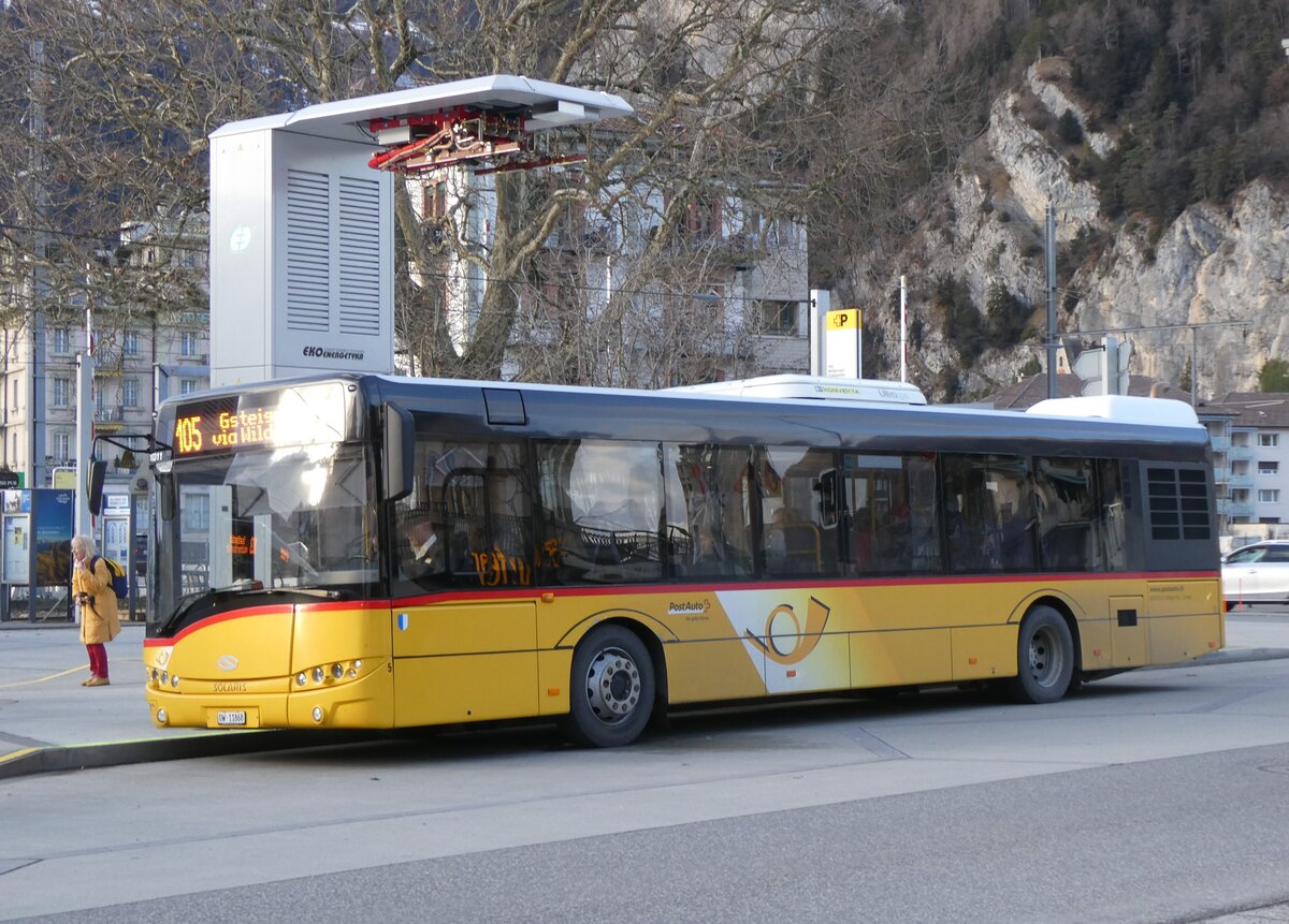 (270'763) - H�fliger, Sursee - Nr. 5/OW 11'868/PID 10'011 - Solaris am 7. Januar 2025 beim Bahnhof Interlaken West (Einsatz PostAuto)