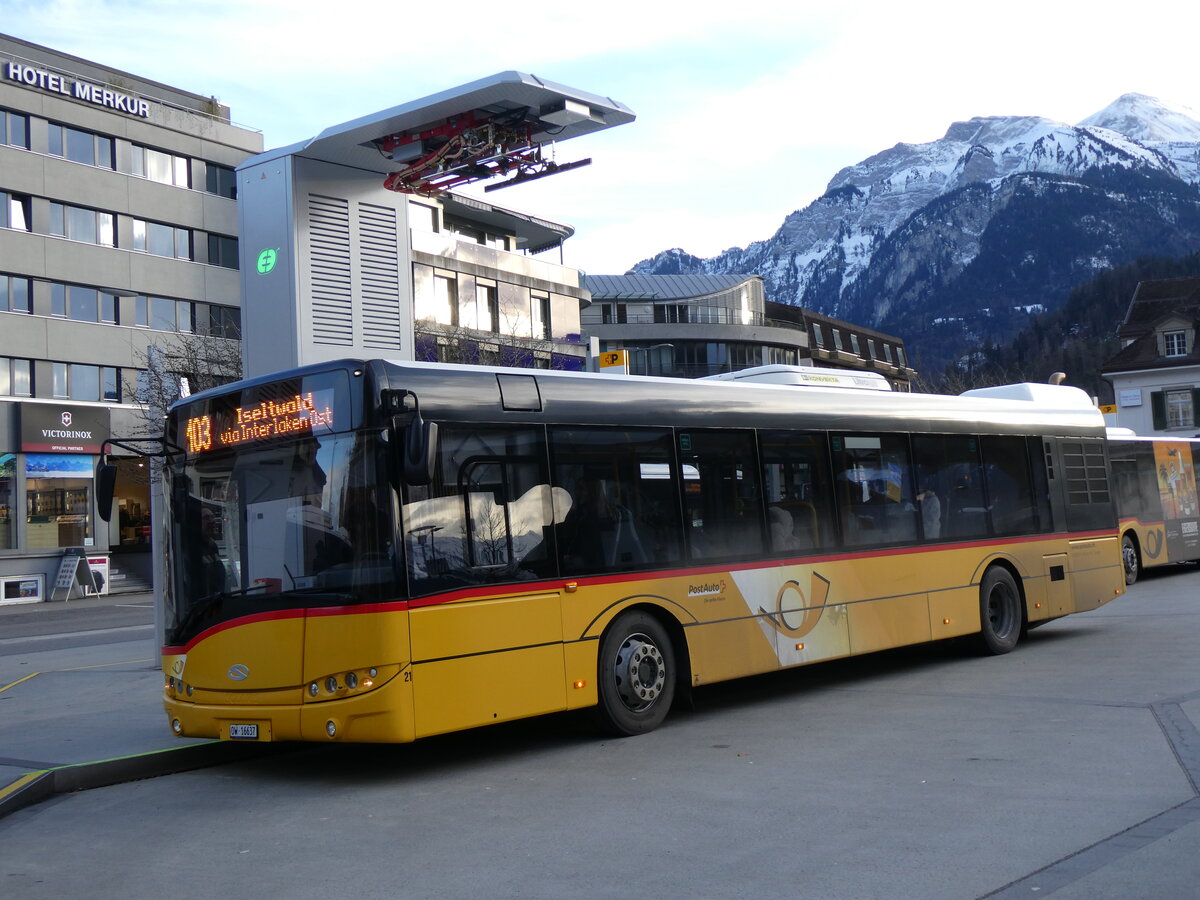 (270'765) - H�fliger, Sursee - Nr. 21/OW 16'637/PID 10'026 - Solaris am 7. Januar 2025 beim Bahnhof Interlaken West (Einsatz PostAuto)