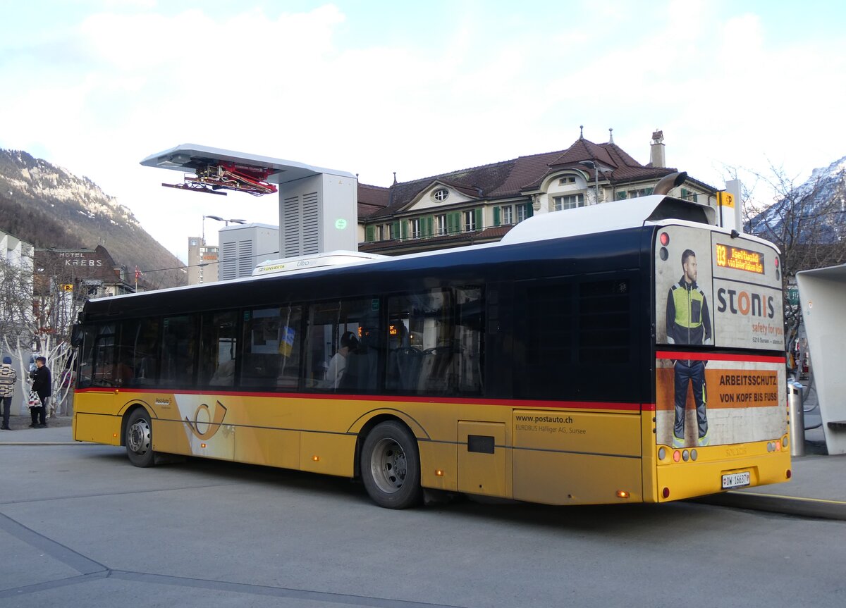 (270'766) - H�fliger, Sursee - Nr. 21/OW 16'337/PID 10'026 - Solaris am 7. Januar 2025 beim Bahnhof Interlaken West (Einsatz PostAuto)