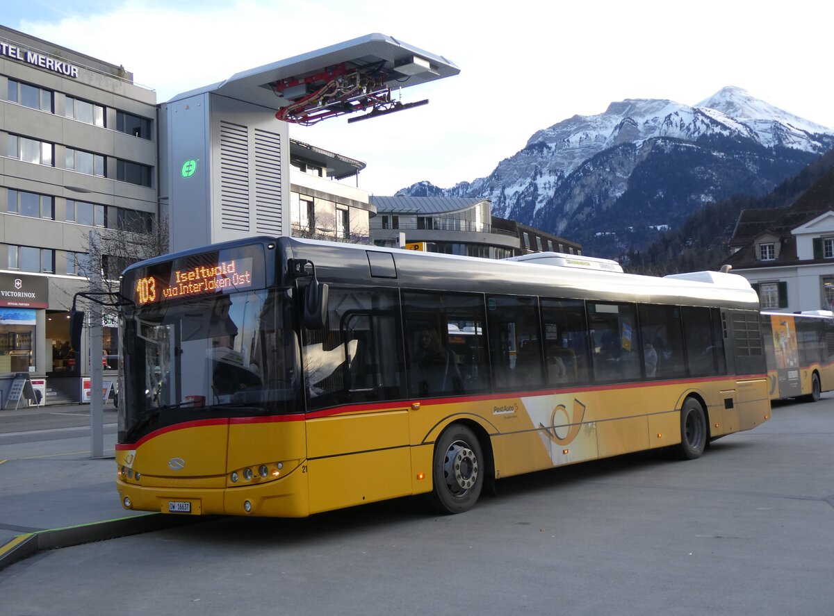 (270'767) - H�fliger, Sursee - Nr. 21/OW 16'337/PID 10'026 - Solaris am 7. Januar 2025 beim Bahnhof Interlaken West (Einsatz PostAuto)