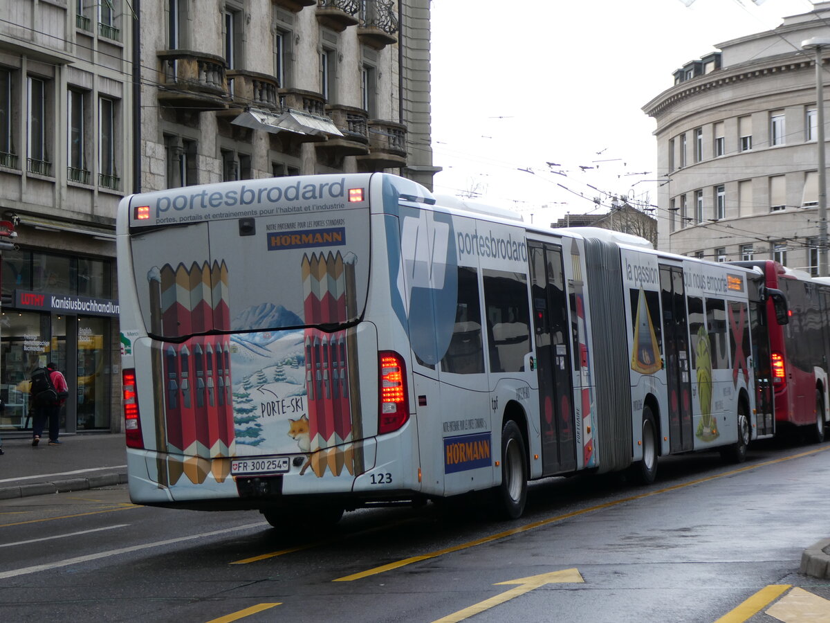 (270'786) - TPF Fribourg - Nr. 123/FR 300'254 - Mercedes am 9. Januar 2025 beim Bahnhof Fribourg
