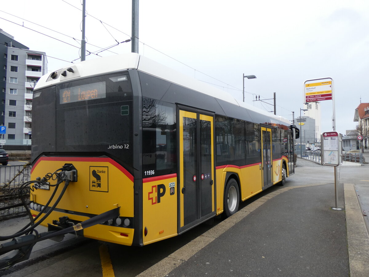 (270'793) - PostAuto Bern - BE 560'403/PID 11'936 - Solaris am 9. Januar 2025 beim Bahnhof D�dingen