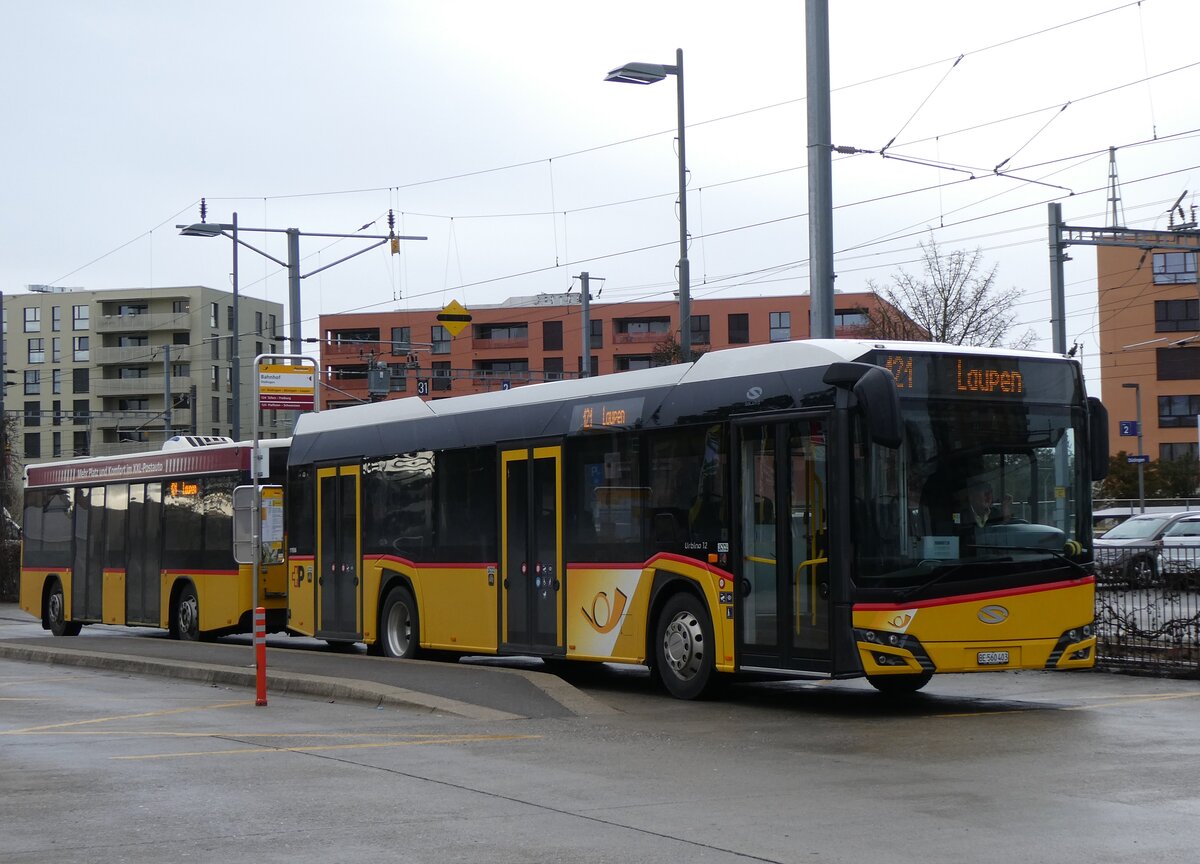 (270'794) - PostAuto Bern - BE 560'403/PID 11'936 - Solaris am 9. Januar 2025 beim Bahnhof D�dingen