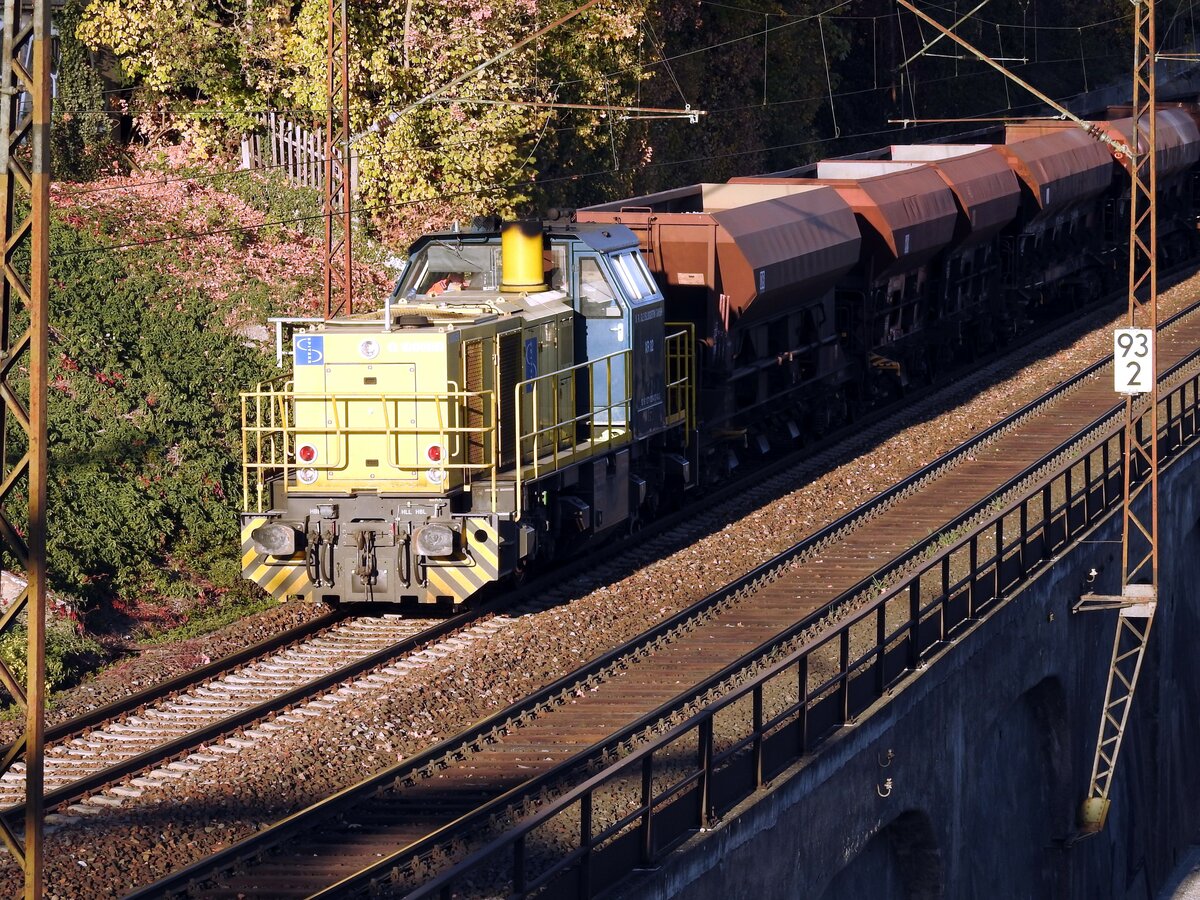 271 020-0 SLG Gleislogistik GmbH XR 02 mit Schotterwage, wahrscheinlich Facs 140, in Ulm am 26.10.2018.