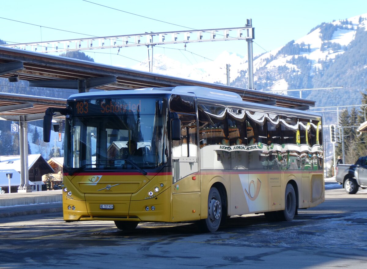 (271'127) - PostAuto Bern - BE 707'919/PID 11'458 - Volvo (ex K�bli, Gstaad) am 13. Januar 2025 beim Bahnhof Gstaad