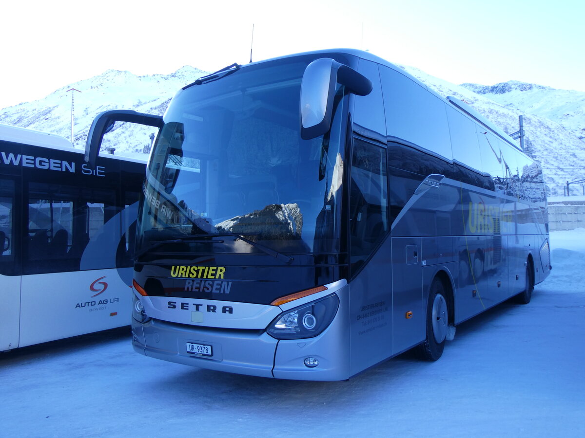 (271'140) - Uristier-Reisen, Seedorf - UR 9378 - Setra (ex AAGU Altdorf Nr. 16; ex Molnar, HR-Bjelovar) am 14. Januar 2025 in Andermatt, Bahnhofplatz