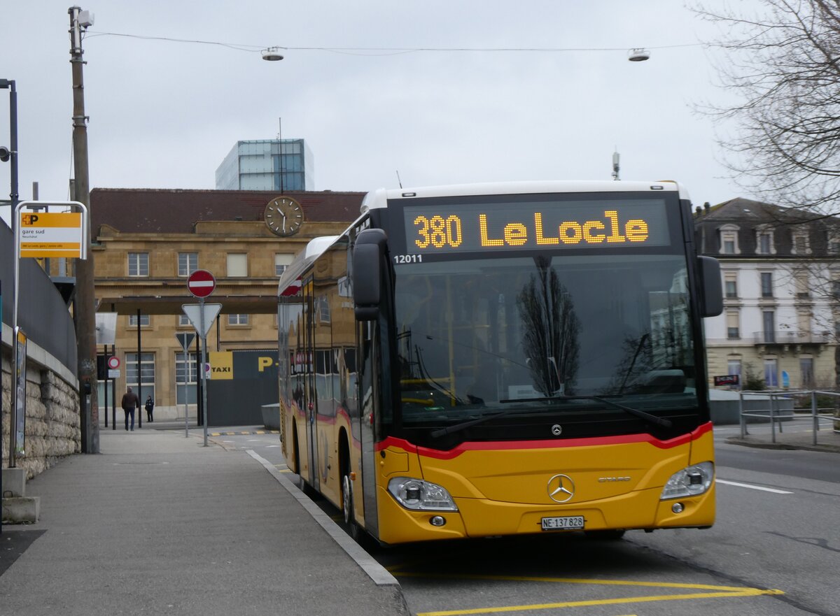 (271'554) - CarPostal Ouest - NE 137'828/PID 12'011 - Mercedes am 1. Februar 2025 beim Bahnhof Neuch�tel
