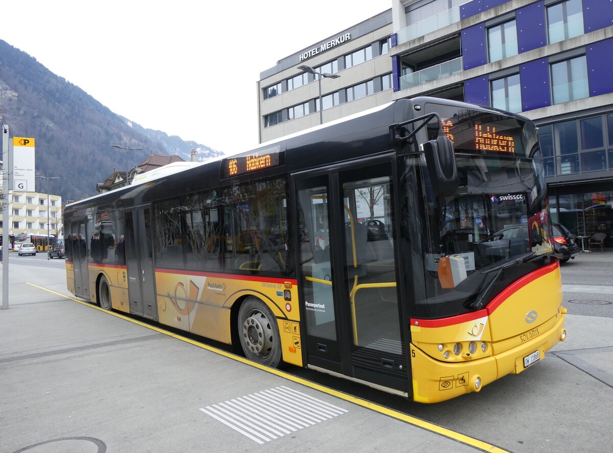 (271'855) - H�fliger, Sursee - Nr. 5/OW 11'868/PID 10'011 - Solaris am 11. Februar 2025 beim Bahnhof Interlaken West (Einsatz PostAuto)