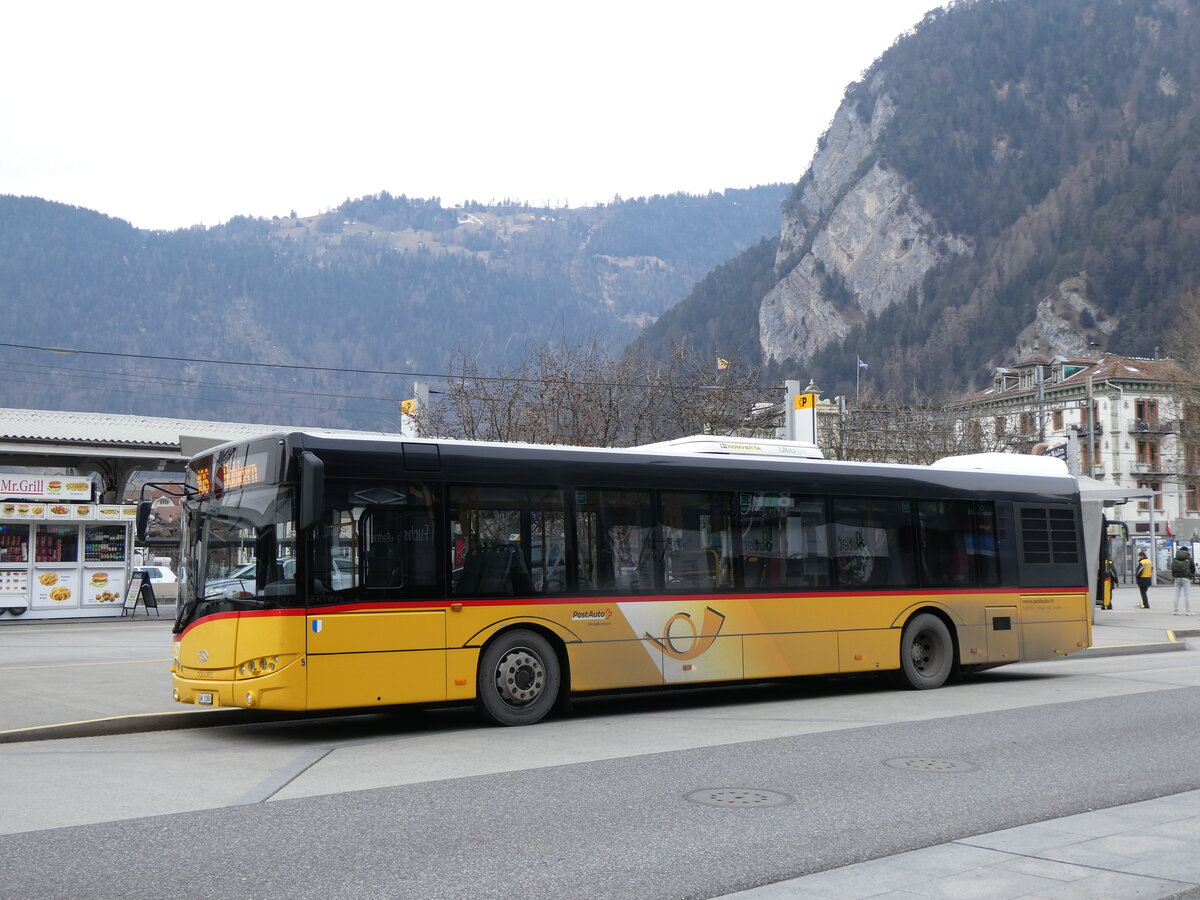 (271'856) - H�fliger, Sursee - Nr. 5/OW 11'868/PID 10'011 - Solaris am 11. Februar 2025 beim Bahnhof Interlaken West (Einsatz PostAuto) 