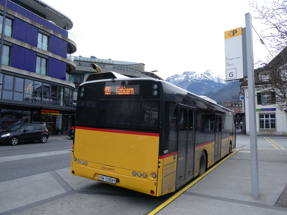 (271'857) - H�fliger, Sursee - Nr. 5/OW 11'868/PID 10'011 - Solaris am 11. Februar 2025 beim Bahnhof Interlaken Ost (Einsatz PostAuto)