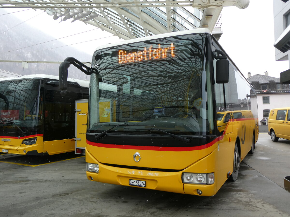 (271'973) - PostAuto Graub�nden - GR 168'874/PID 5590 - Irisbus am 14. Februar 2025 in Chur, Postautostation