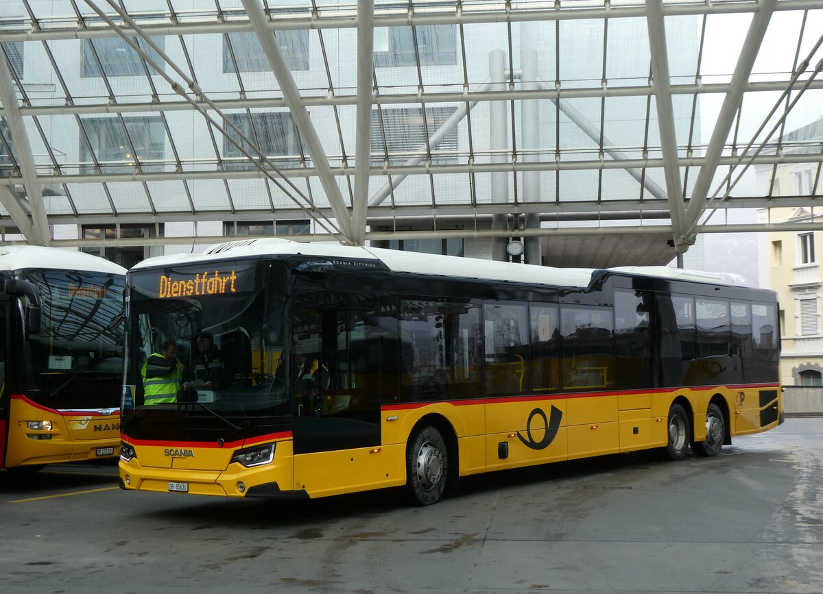 (271'990) - PostAuto Graub�nden - GR 85'630/PID 12'107 - Scania am 14. Februar 2025 in Chur, Postautostation