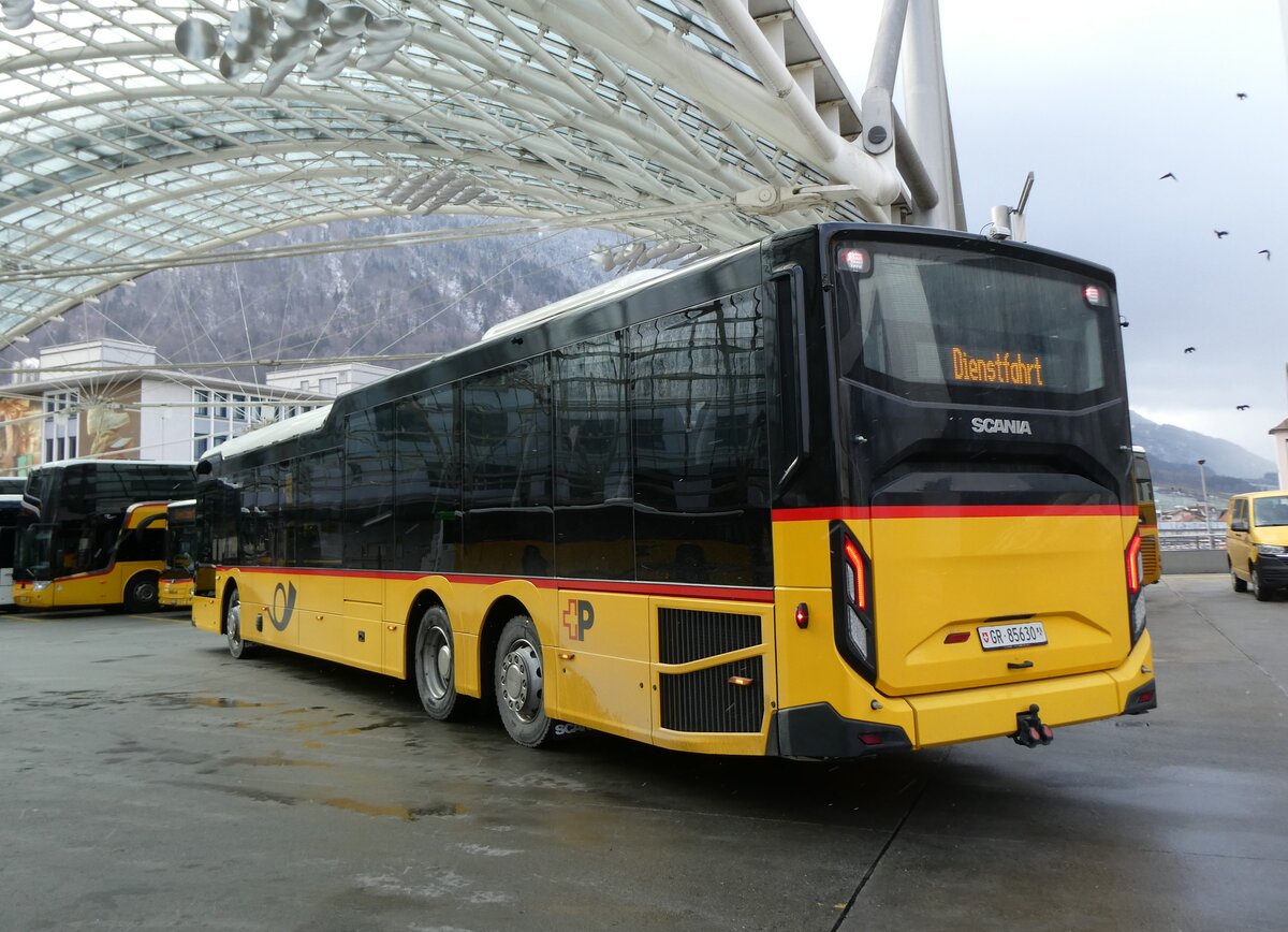 (271'993) - PostAuto Graub�nden - GR 85'630/PID 12'107 - Scania am 14. Februar 2025 in Chur, Postautostation