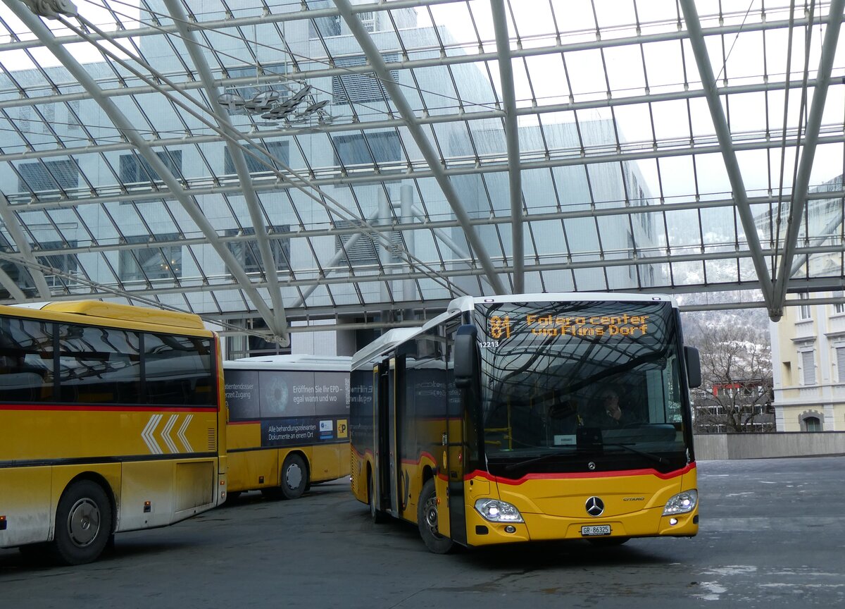 (272'016) - PostAuto Graub�nden - GR 86'325/PID 12'213 - Mercedes am 14. Februar 2025 in Chur, Postautostation