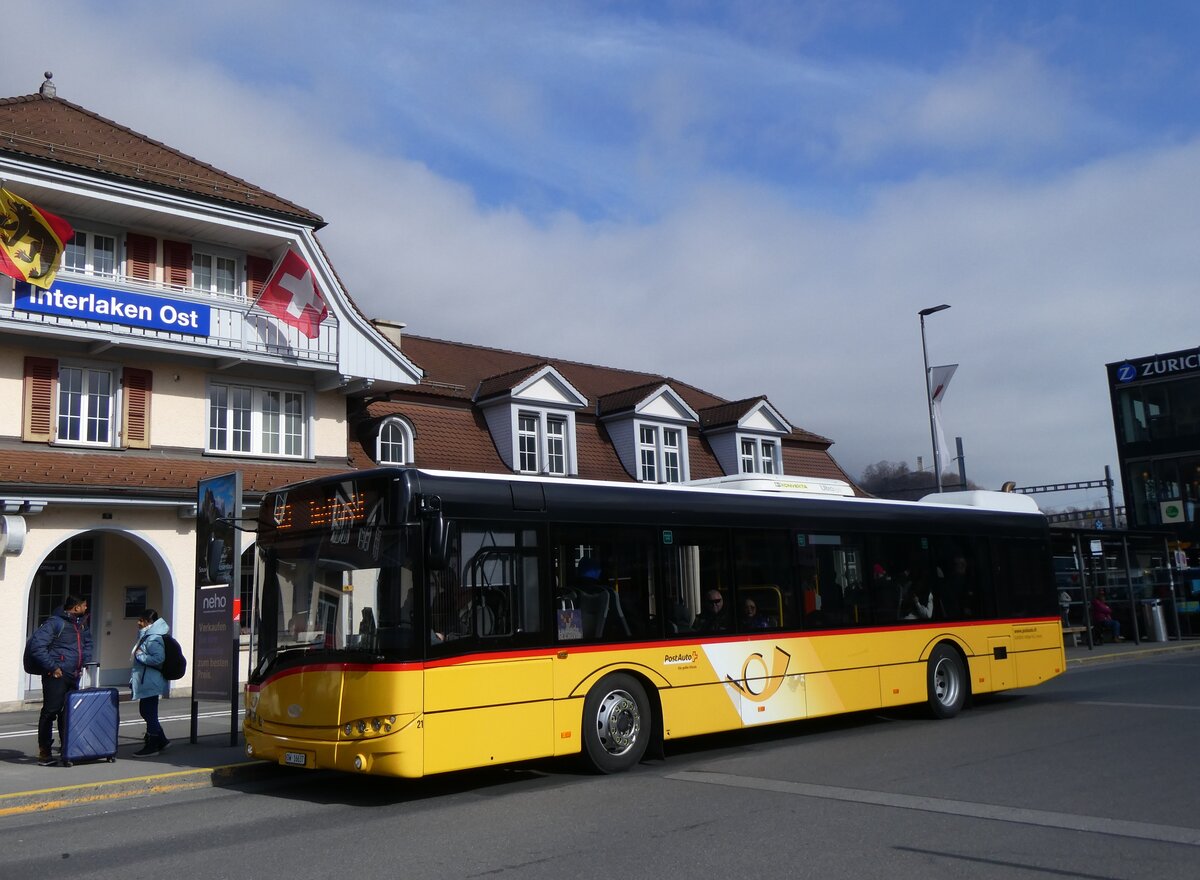 (272'185) - H�fliger, Sursee - Nr. 21/OW 16'637/PID 10'026 - Solaris am 17. Februar 2025 beim Bahnhof Interlaken Ost (Einsatz PostAuto)