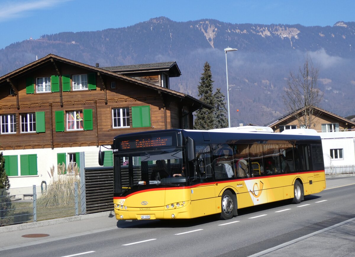 (272'220) - H�fliger, Sursee - Nr. 5/OW 11'868/PID 10'011 - Solaris am 18. Februar 2025 beim Bahnhof Wilderswil (Einsatz PostAuto)