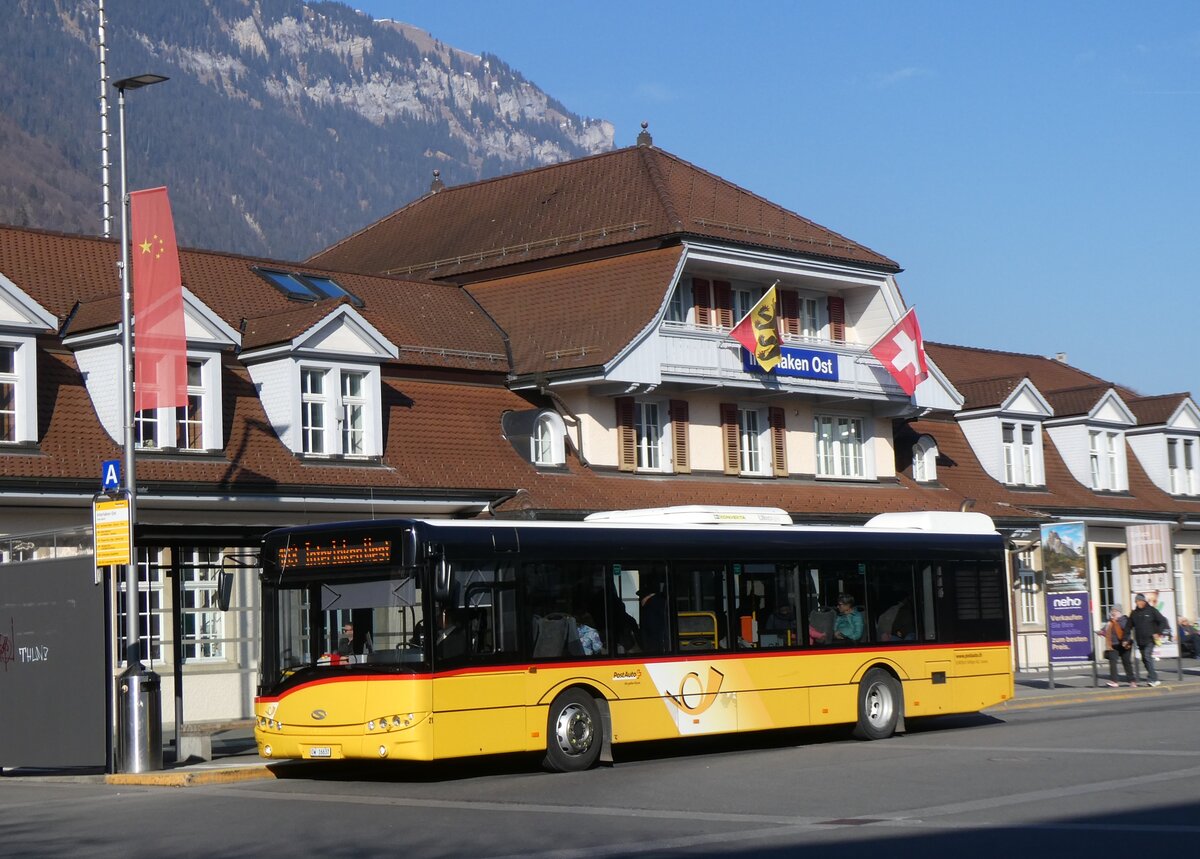 (272'245) - H�fliger, Sursee - Nr. 21/OW 16'637/PID 10'026 - Solaris am 18. Februar 2025 beim BAhnhof Interlaken Ost (Einsatz PostAuto)
