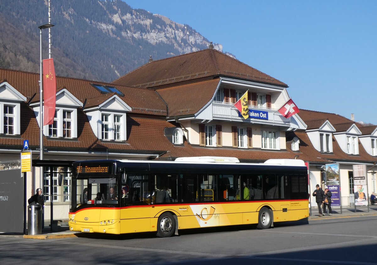 (272'247) - H�fliger, Sursee - Nr. 21/OW 16'637/PID 10'026 - Solaris am 18. Februar 2025 beim Bahnhof Interlaken Ost (Einsatz PostAuto)