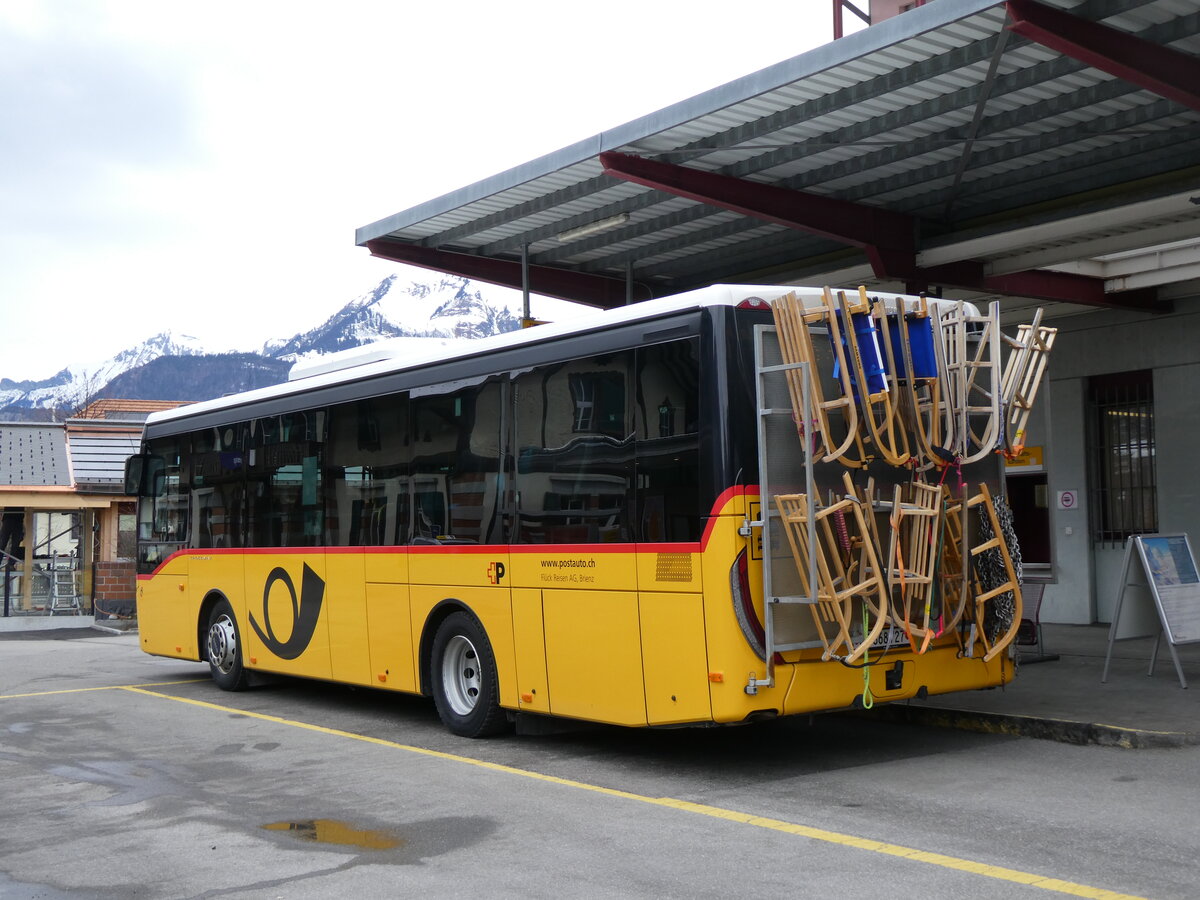 (272'252) - Fl�ck, Brienz - Nr. 27/BE 868'727/PID 11'669 - Iveco am 20. Februar 2025 in Meiringen, Postautostation