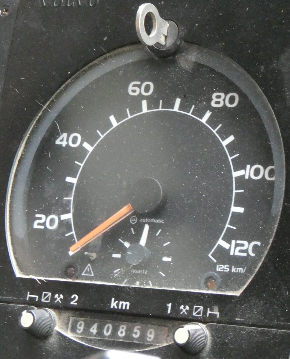 (272'516) - K�bli, Kaufdorf - Volvo/Hess (ex Kuhn, Merenschwand PID 1430) am 1. M�rz 2025 in Belp, Druckerei Jordi (Detailaufnahme - 940'859 Kilometer)