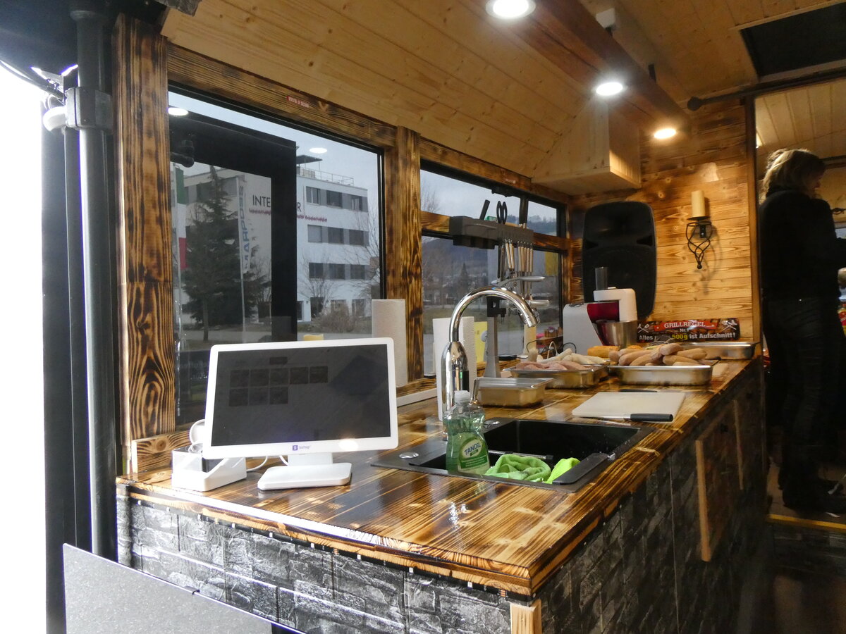 (272'522) - K�bli, Kaufdorf - Volvo/Hess (ex Kuhn, Merenschwand PID 1430) am 1. M�rz 2025 in Belp, Druckerei Jordi (Innenaufnahme)