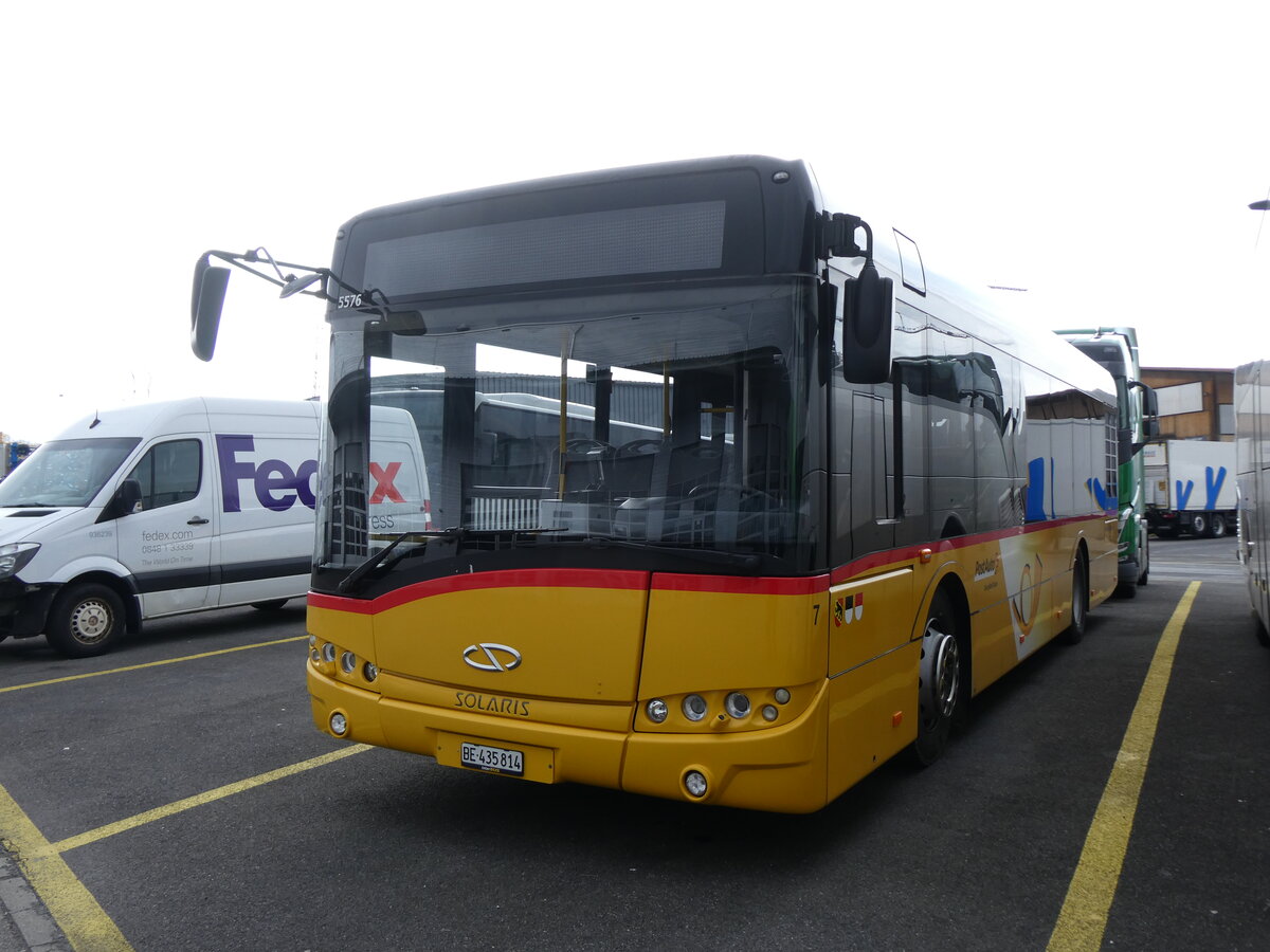 (272'551) - PostAuto Bern - Nr. 7/BE 435'814/PID 5576 - Solaris (ex Lengacher, Wichtrach Nr. 4) am 1. M�rz 2025 in Kerzers, Interbus