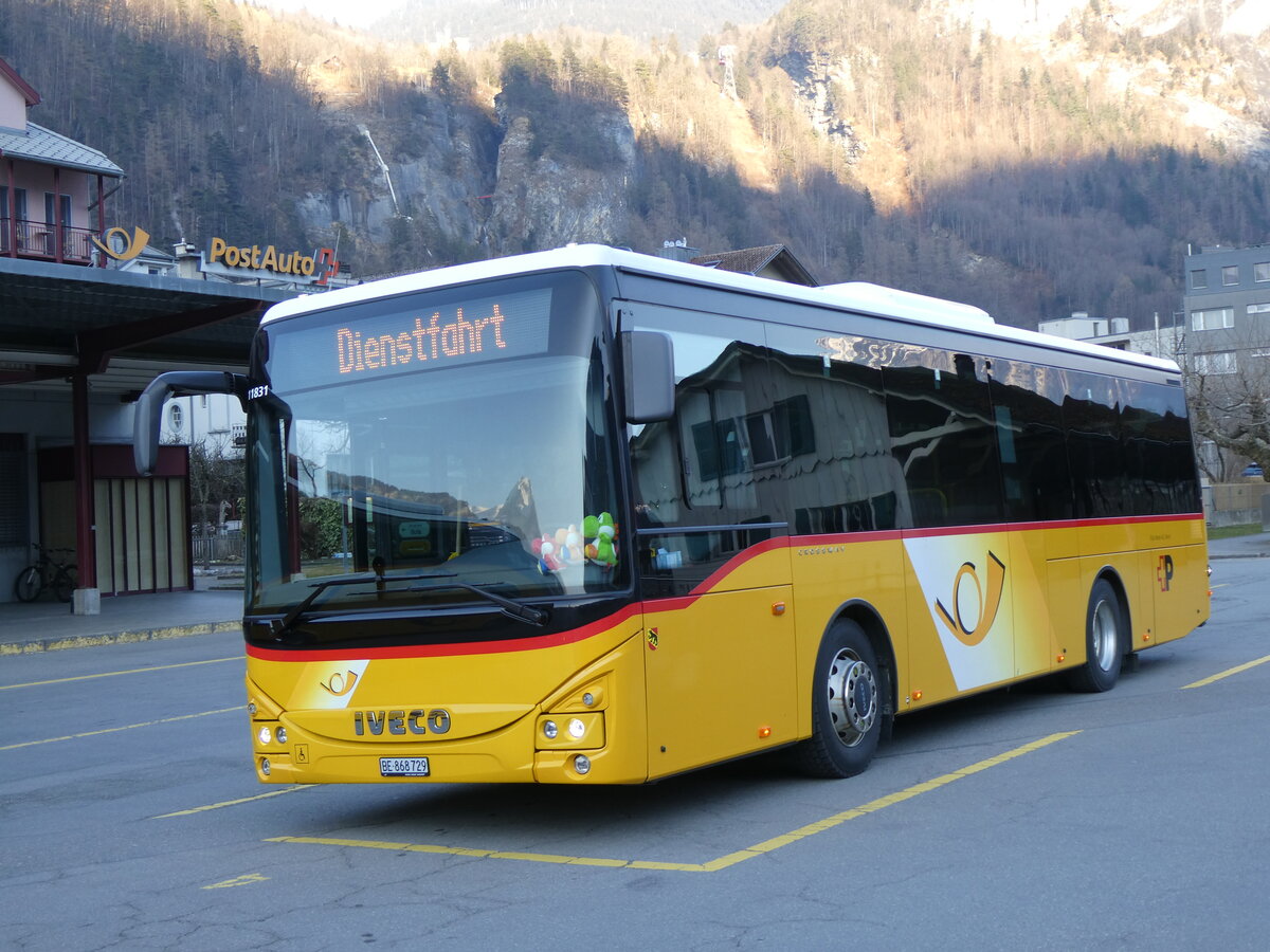 (272'609) - Fl�ck, Brienz - Nr. 29/BE 868'729/PID 11'831 - Iveco am 2. M�rz 2025 in Meiringen, Postautostation