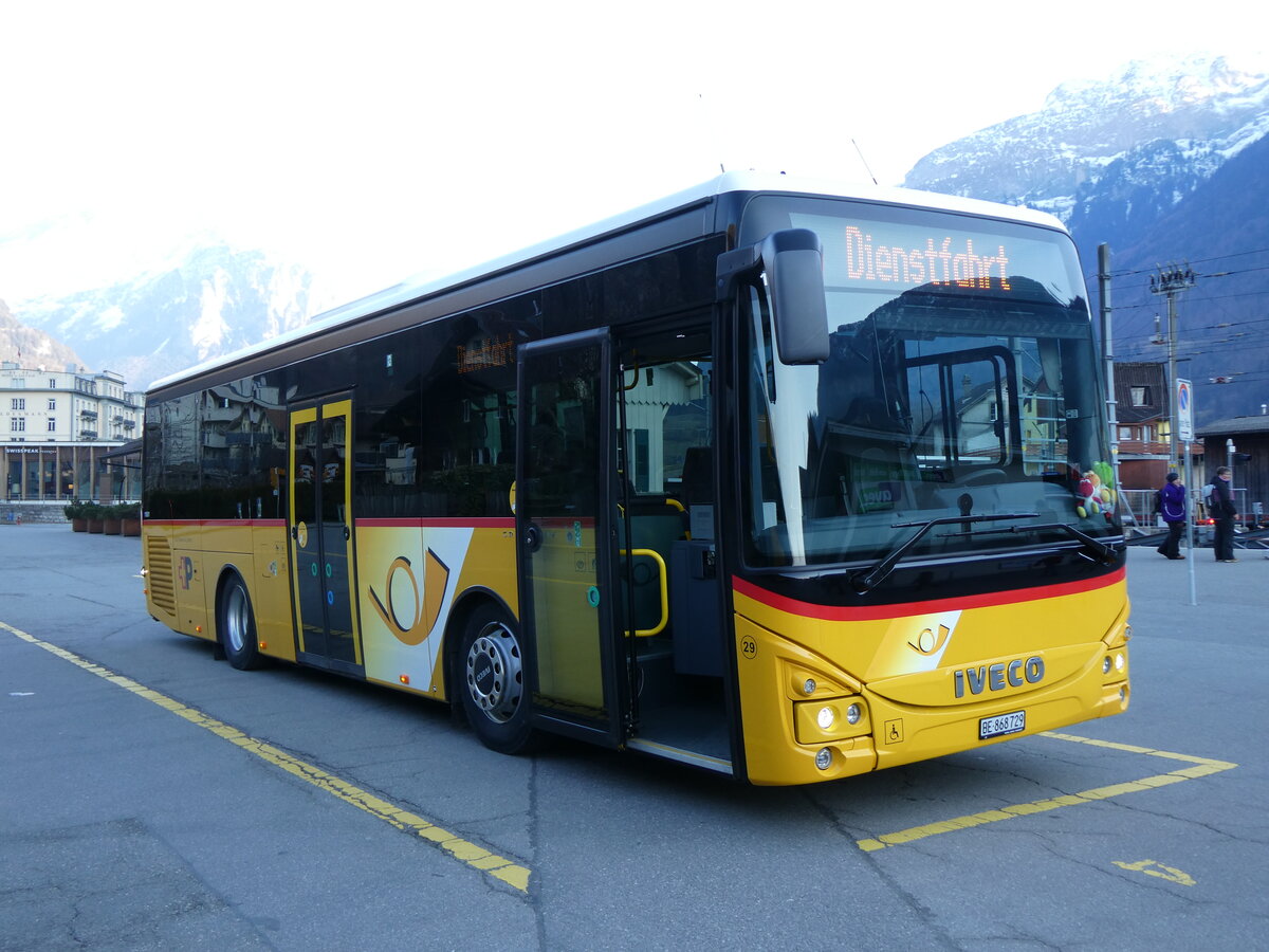 (272'610) - Fl�ck, Brienz - Nr. 29/BE 868'729/PID 11'831 - Iveco am 2. M�rz 2025 in Meiringen, Postautostation
