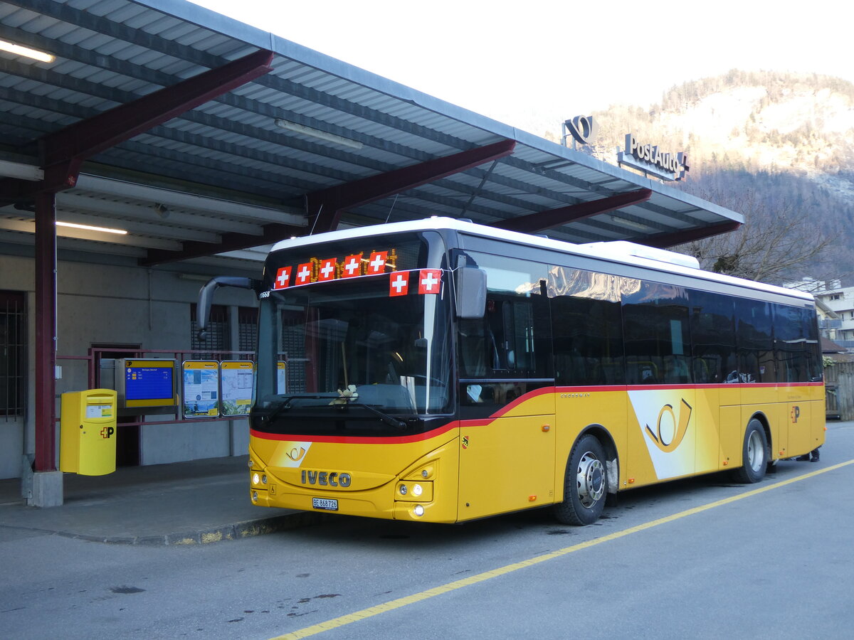 (272'613) - Fl�ck, Brienz - Nr. 26/BE 868'726/PID 11'668 - Iveco am 2. M�rz 2025 in Meiringen, Postautostation
