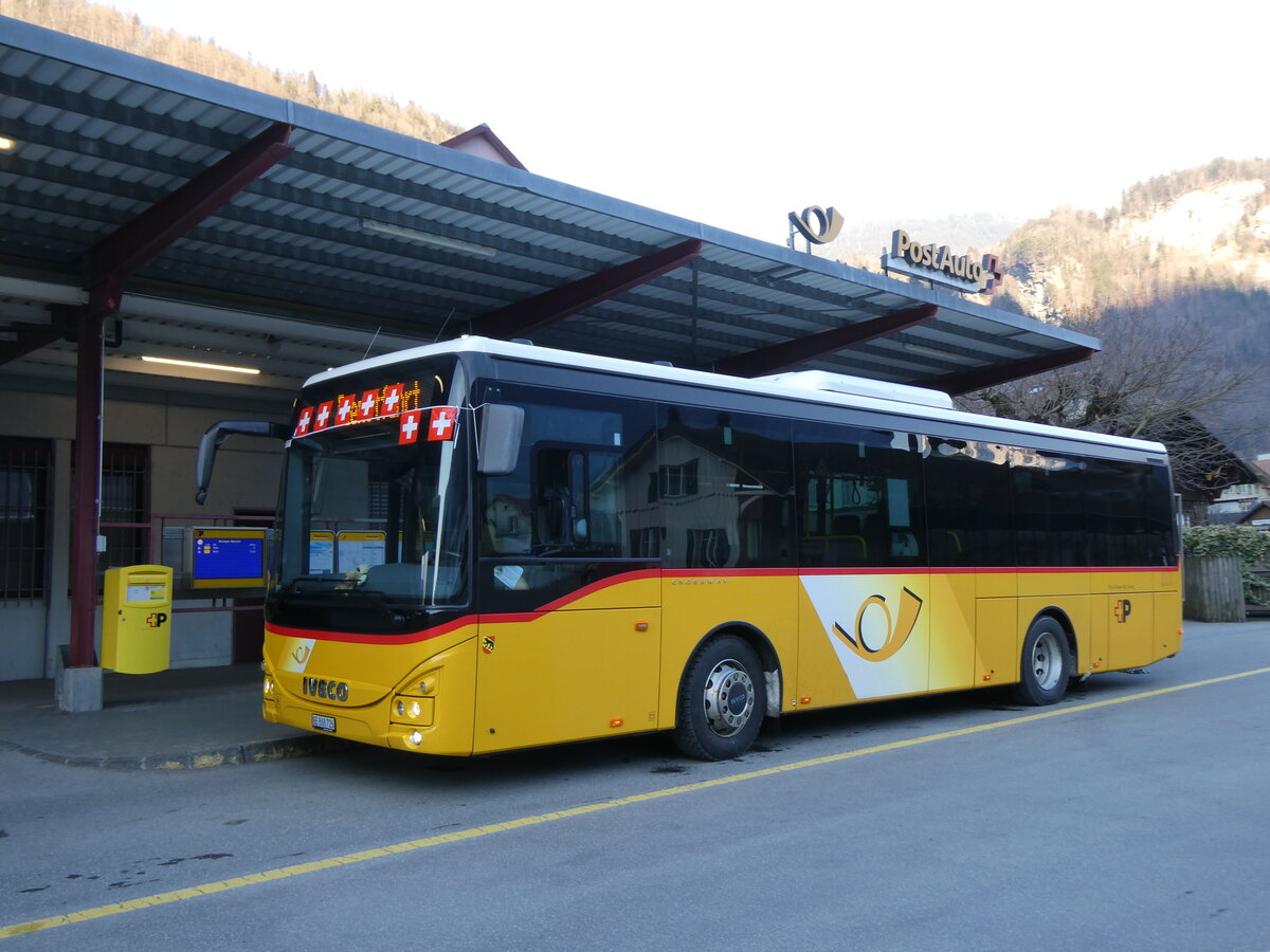 (272'614) - Fl�ck, Brienz - Nr. 26/BE 868'726/PID 11'668 - Iveco am 2. M�rz 2025 in Meiringen, Postautostation