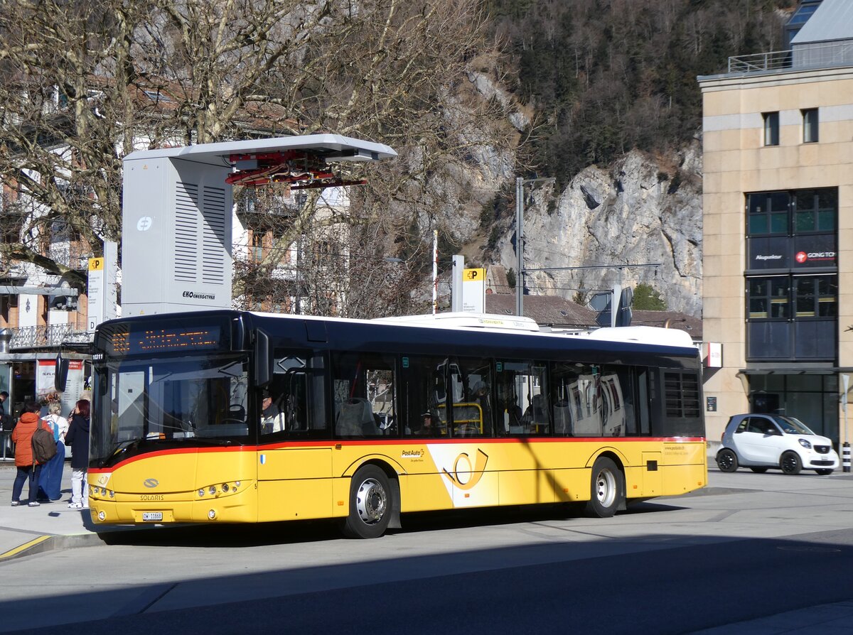 (272'662) - H�fliger, Sursee - Nr. 5/OW 11'868/PID 10'011 - Solaris am 7. M�rz 2025 beim Bahnhof Interlaken West (Einsatz PostAuto)