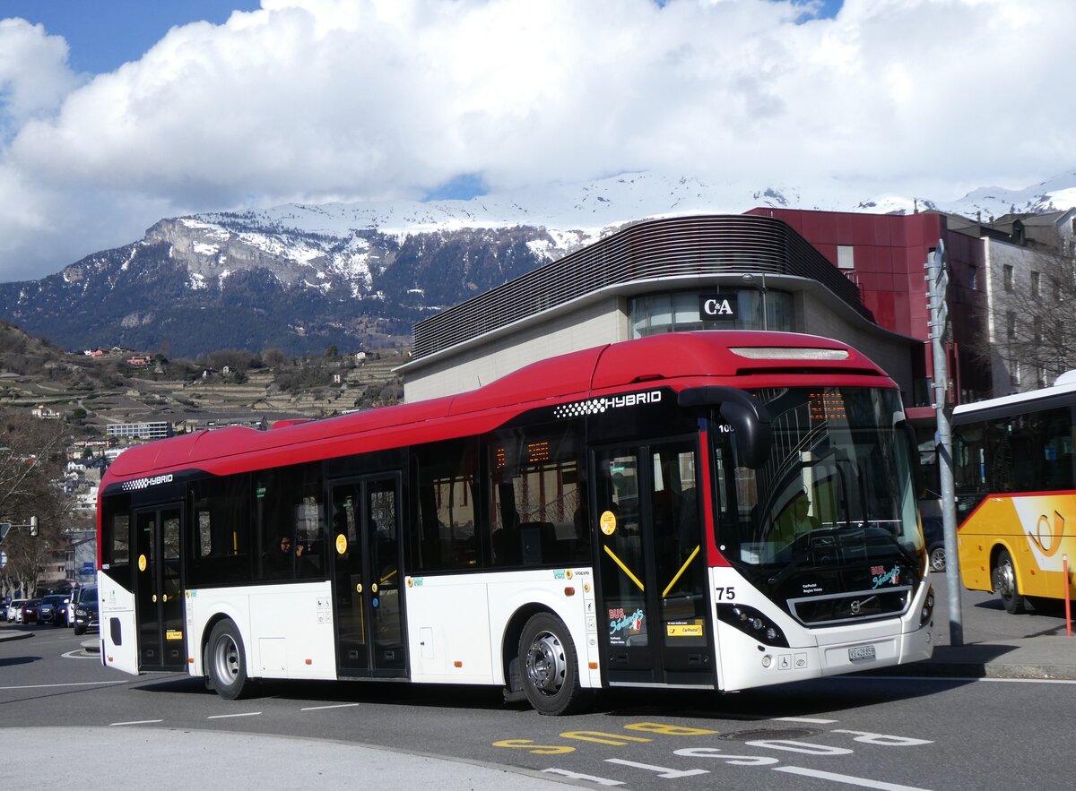 (272'775) - PostAuto Wallis - Nr. 75/VS 428'859/PID 10'025 - Volvo am 11. M�rz 2025 beim Bahnhof Sion