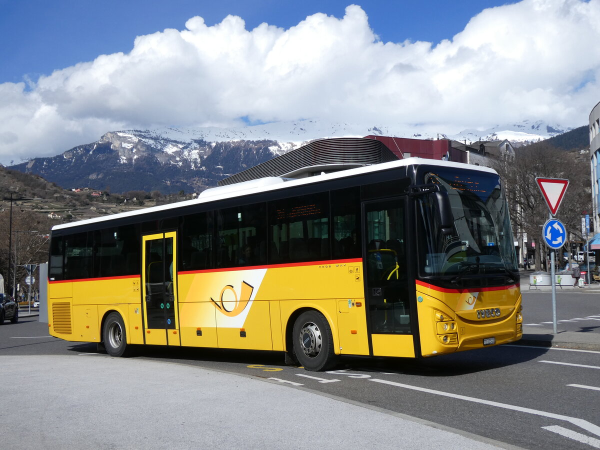 (272'778) - PostAuto Wallis - Nr. 46/VS 365'406/PID 11'916 - Iveco am 11. M�rz 2025 beim Bahnhof Sion