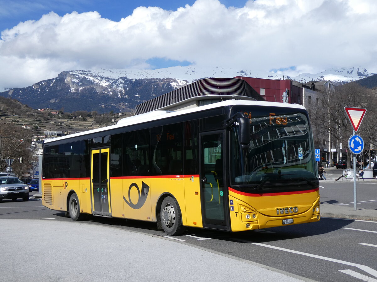 (272'784) - Lathion, Sion - Nr. 7/VS 383'833/PID 11'999 - Iveco am 11. M�rz 2025 beim Bahnhof Sion