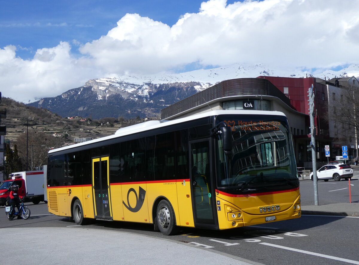 (272'790) - Lathion, Sion - Nr. 9/VS 12'990/PID 11'966 - Iveco am 11. M�rz 2025 beim Bahnhof Sion