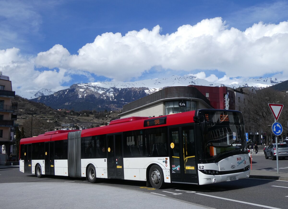 (272'794) - PostAuto Wallis - Nr. 62/VS 84'344/PID 10'027 - Solaris am 11. M�rz 2025 beim Bahnhof Sion
