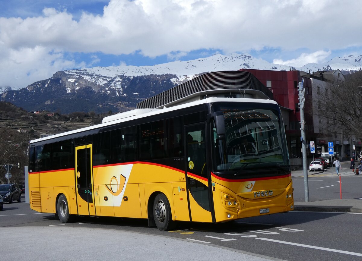 (272'797) - PostAuto Wallis - Nr. 8/VS 355'170/PID 11'765 - Iveco am 11. M�rz 2025 beim Bahnhof Sion
