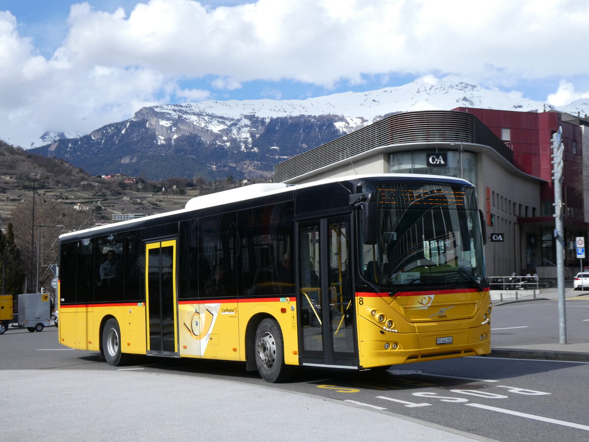 (272'798) - Lathion, Sion - Nr. 8/VS 444'334/PID 11'486 - Volvo am 11. M�rz 2025 beim Bahnhof Sion