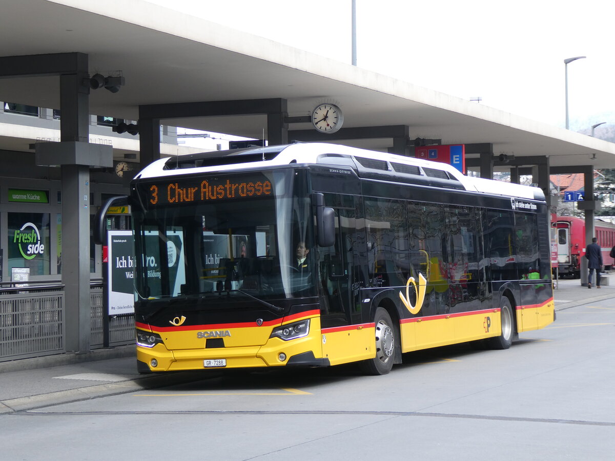 (272'915) - D�nser, Trimmis - GR 7288/PID 11'893 - eScania (ex GR 165'792) am 14. M�rz 2025 beim Bahnhof Chur